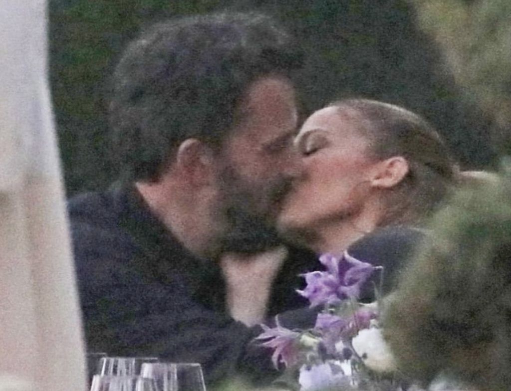 ben affleck and jennifer lopez kissing