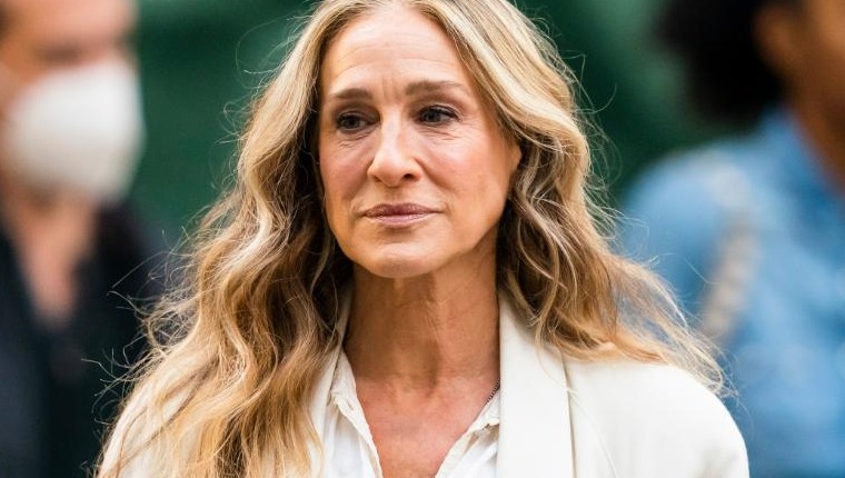 Sarah Jessica Parker Is Reportedly “Livid” Over The Sexual Assault Claims Against TV Husband, Chris Noth