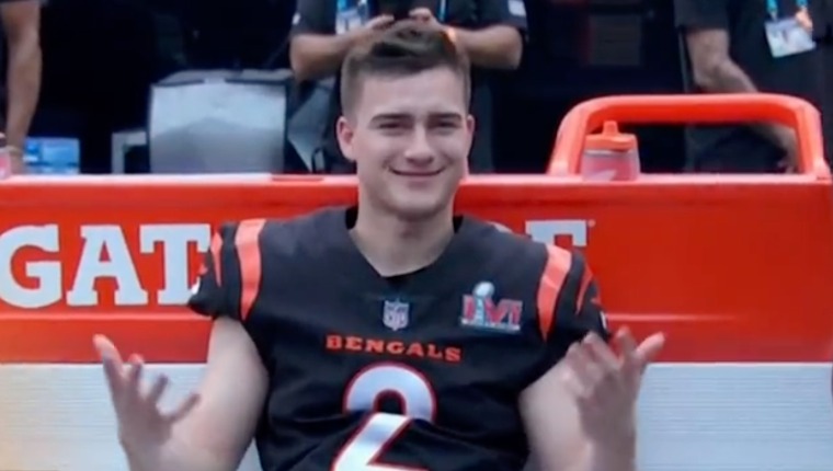 Bengals Kicker Evan McPherson Stays On Field During Halftime To Watch Dr. Dre, Eminem, Snoop Dogg