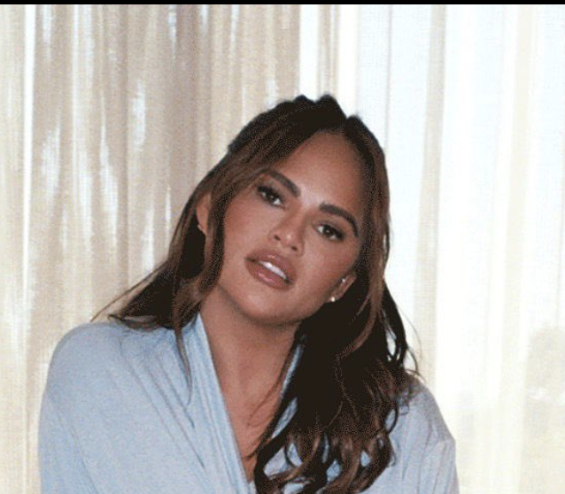 Chrissy Teigen Was Unsatisfied With The Snacks At The 2022 Emmy Awards-'I’m Gonna Need More'