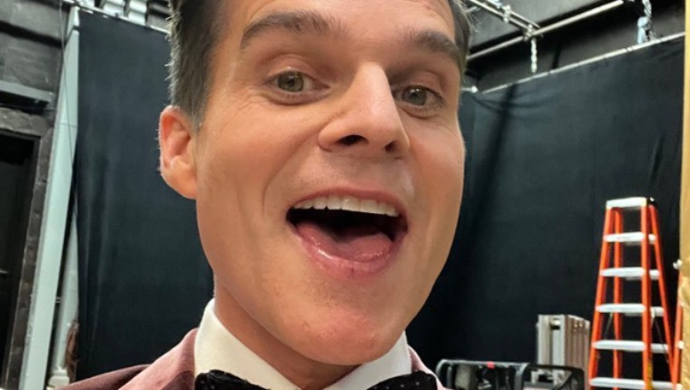 'The Young And The Restless' Spoilers: Greg Rikaart (Kevin Fisher) Has Jokes, Steals Michelle Stafford's (Phyllis Summers) Phone And Takes Several Photos