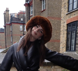 Emily-Ratajkowski-Pictured-Kissing-Another-Man-Amid-Brad-Pitt-Dating-Rumours