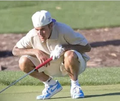 Justin Bieber Pictured Urinating On Golf Course