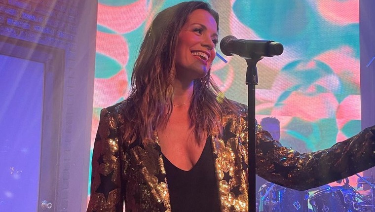 'The Young And The Restless' Spoilers: Melissa Claire Egan (Chelsea Lawson) Showcases Her Incredible Pipes Onstage At The Bourbon Room