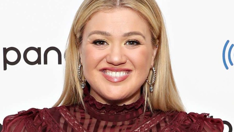 Kelly Clarkson Has A Stranger PROWLING Around Her Home, Calls Police For Help