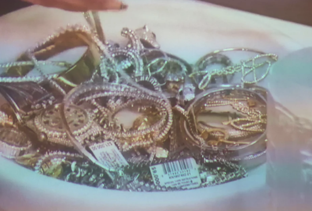 Darcey & Stacey: Darcey Silva Mocked Over Her Jewelry Bowl-‘Tacky, This Scream Fake’ Darcey Silva Mocked Over Her Jewelry Bowl