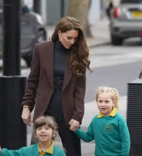 Kate Middleton Forms Special Bond With Adorable Five-Year-Old As They Walk Hand-In-Hand Into The National Portrait Gallery Kate Middleton and Grach walking into the Portrait Gallery
